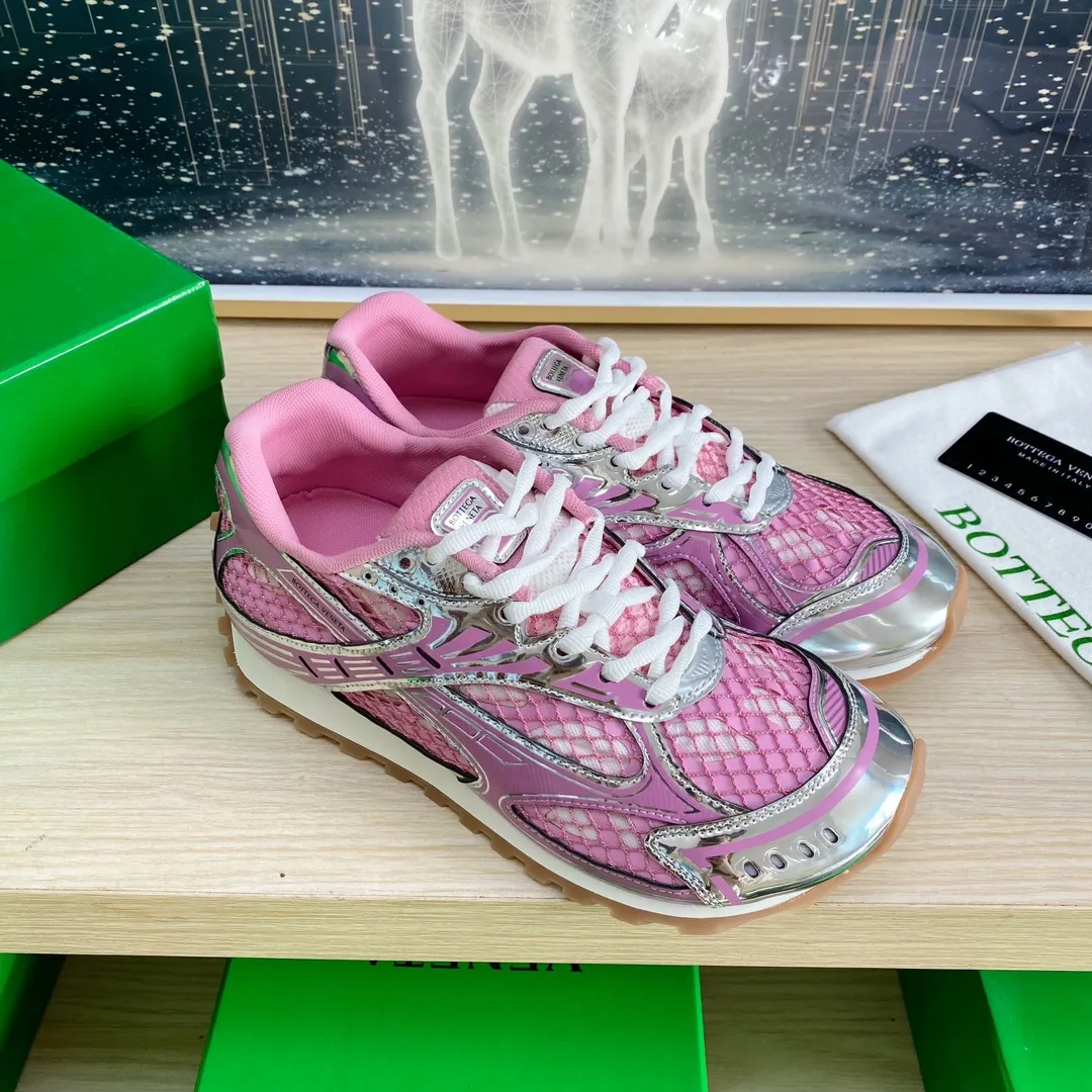 p620🐮🐮High-end version, the original 1:1 couple style new model is on the shelves🔥BV Orbit sneakers Wang Yibo's same style couple's Dad Runner sneakers, made of lightweight technical mesh fabric. Features a geometric patterned rubber outsole. The outsole is made of color-blocked TPU outsole. Size: women’s shoes 35-40, men’s shoes 39-45.